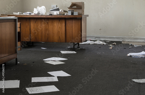 Tapety artystyczne Abandoned Office in a Mess