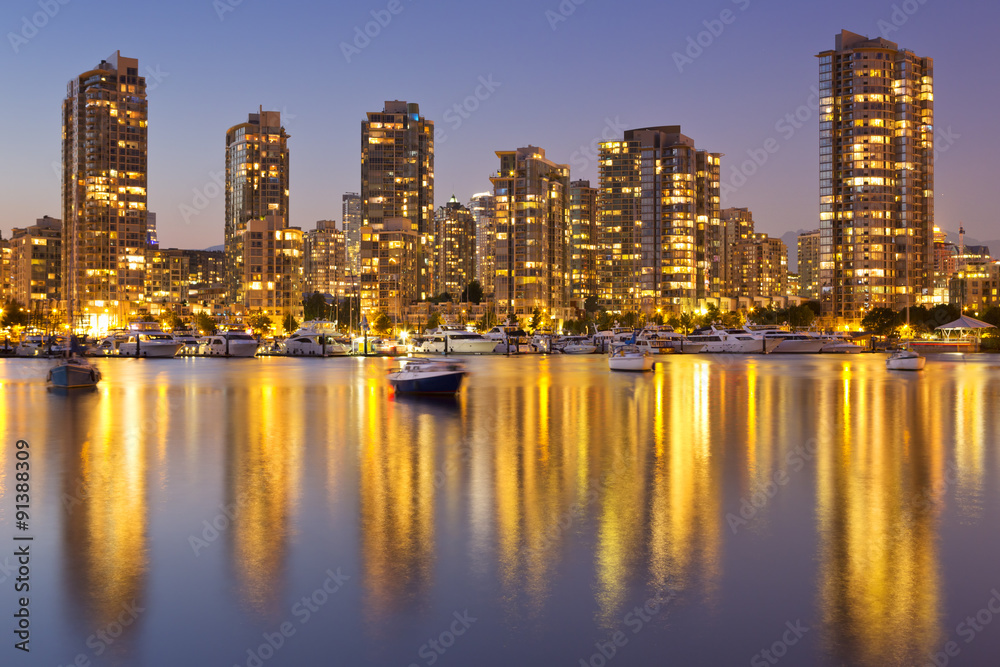 Obraz premium Vancouver, British Columbia, Canada skyline across the water at
