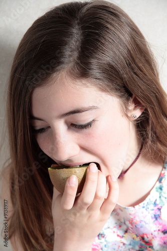 NIÑA COMIENDO KIWI