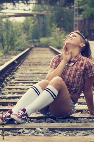 Ragazza sorridente sui binari del treno © MPaola