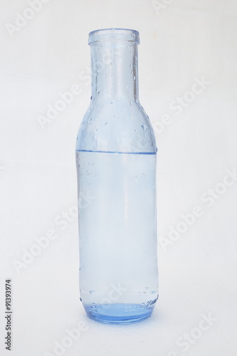 AGUA EN RECIPIENTE DE CRISTAL