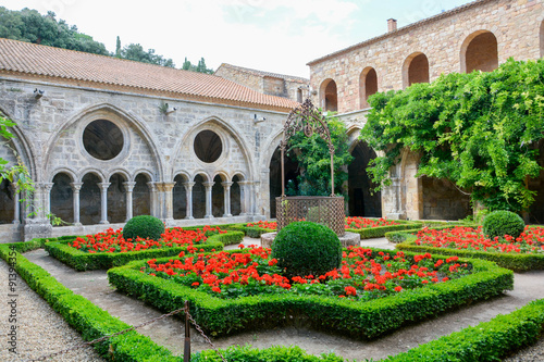 Cour intérieure de l' abbaye de fontfroide photo