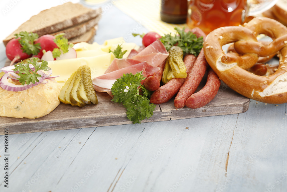 appetitlicher bayrischer Brotzeitteller appetitlicher bayrischer Brotzeitteller