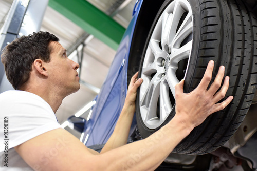 change a tyre // Reifenwechsel in einer Werkstatt durch Monteur  © industrieblick