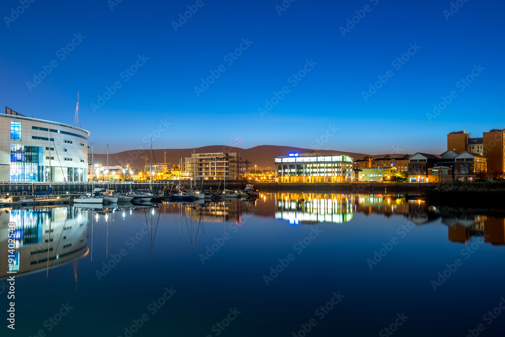 Fototapeta Miasto Belfast w nocy