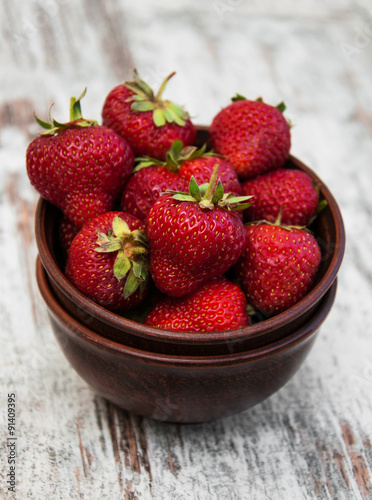 Bowl with strawberries