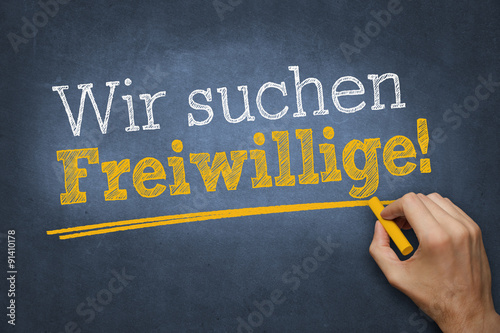 Hand schreibt mit Kreide Text 