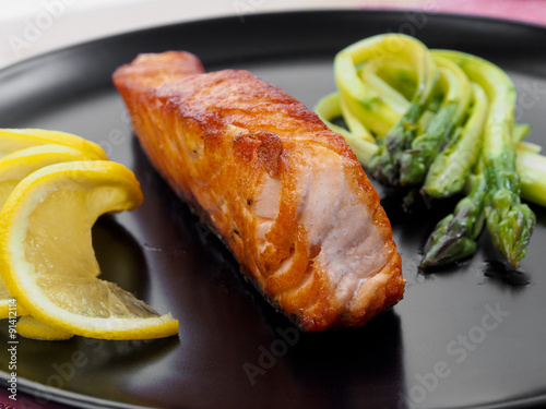 Fried salmon filet with asparagus and lemon