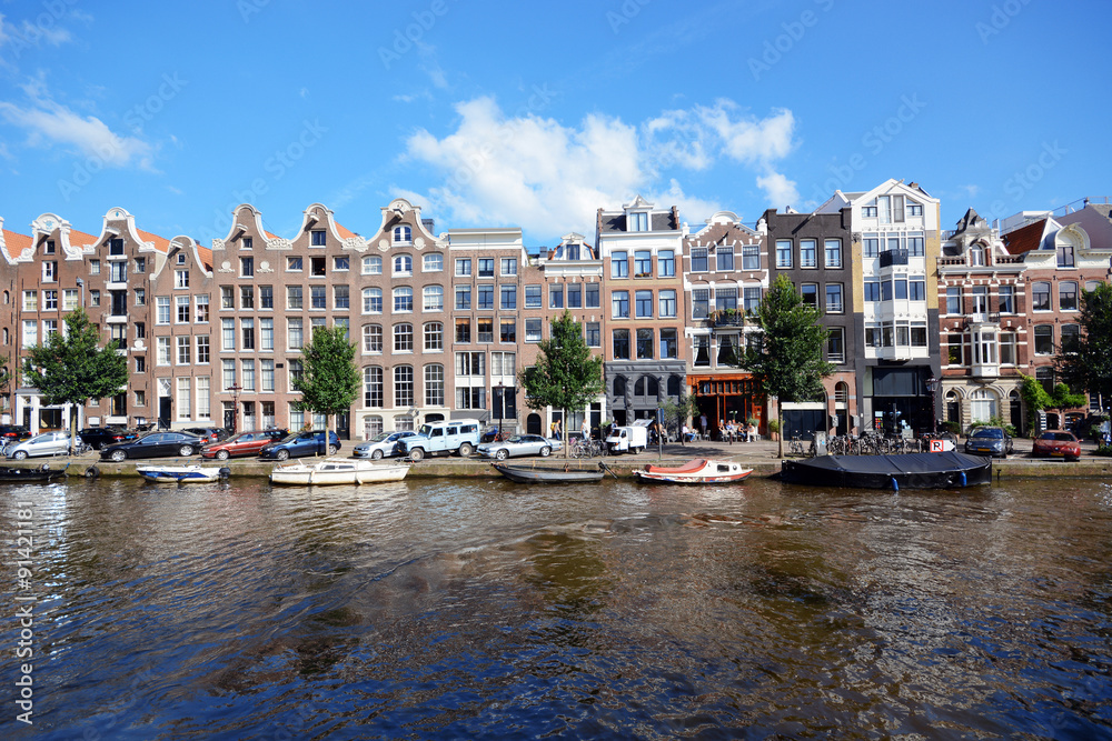 Typische alte Häuser als Häuserfront vor Gracht in Amsterdam