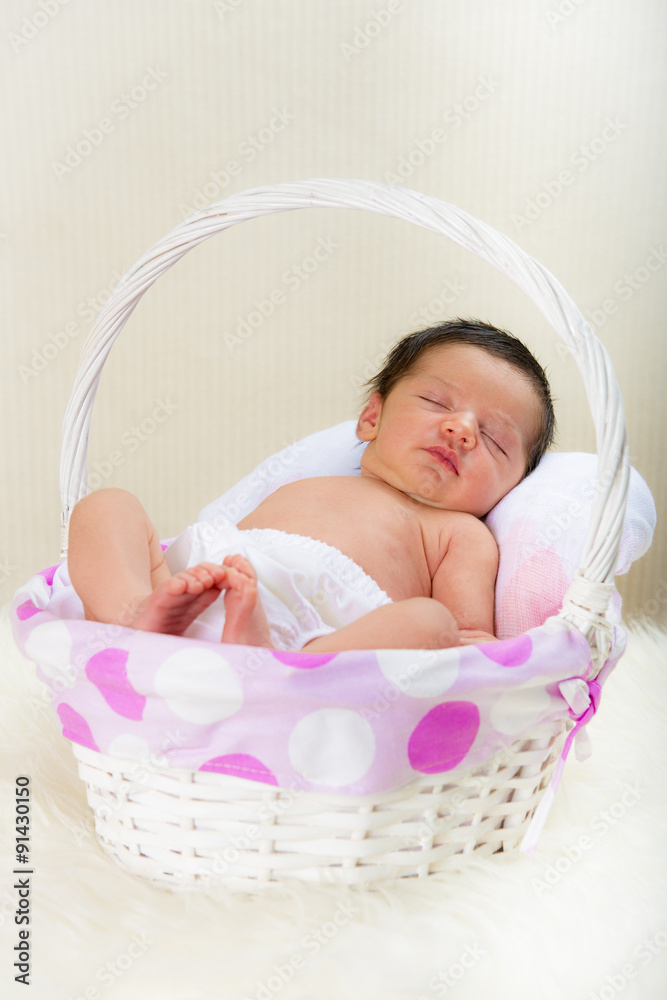 Bebé recién nacido niña relajada en calma dormida en una cesta