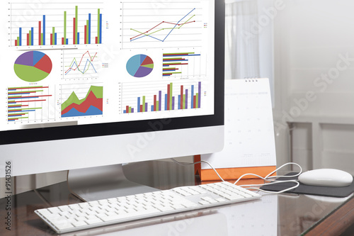 Obraz na płótnie Computer showing analysis chart and graph in office