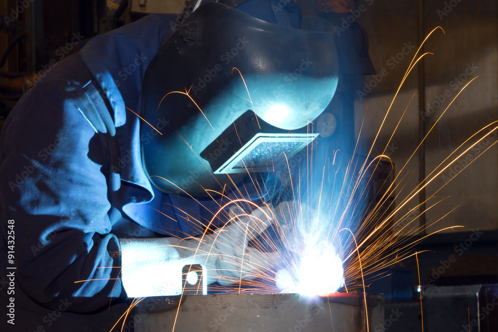 Schweißer bei der Arbeit Schweißer bei der Arbeit