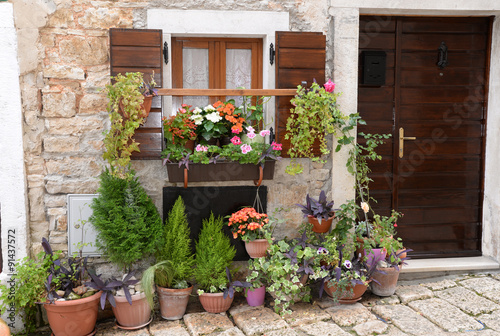 Fototapeta Naklejka Na Ścianę i Meble -  Blumenfenster in Bale, Istrien, Kroatien