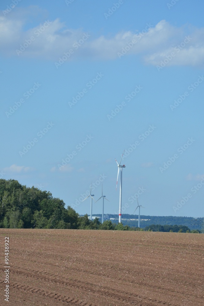 Fototapeta premium Feld / Acker und Windräder