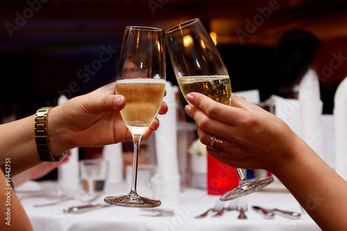 anstoßen mit Champagner Gläser 