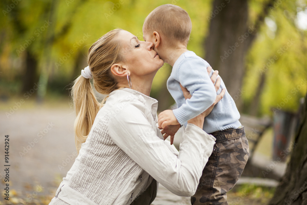 Fototapeta premium Matka i syn w lesie jesienią