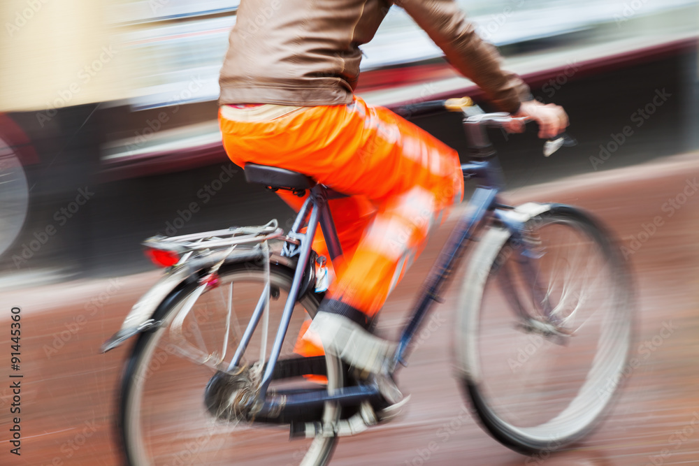 Fototapeta premium Radfahrer bei Regen in Bewegungsunschärfe