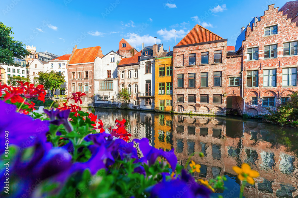 Häuser an einem Kanal in der Altstadt von Gent, Belgien