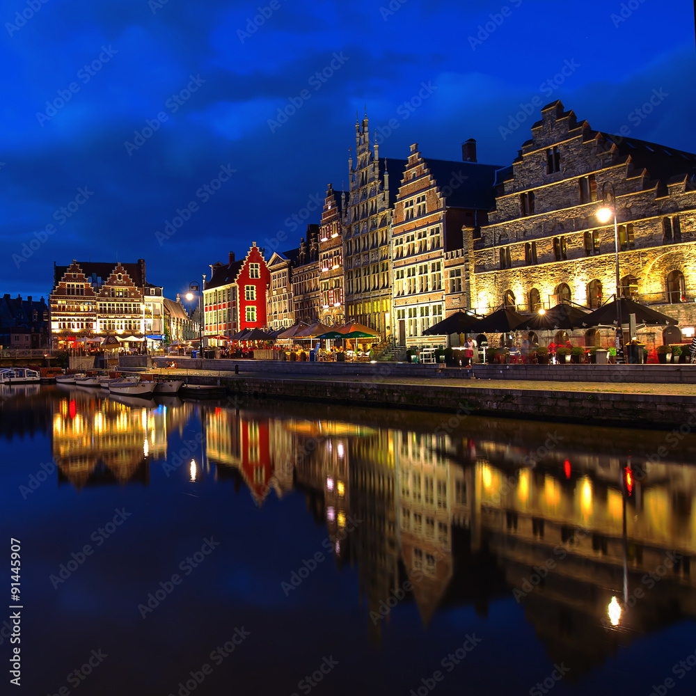 Fototapeta premium Altstadt von Gent bei Nacht