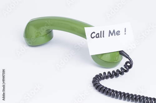 Das Foto zeigt einen alten Telefonhörer mit einer Notiz