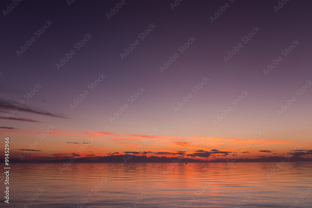 Naklejka premium Beautiful sunset with clouds in the sky over ocean