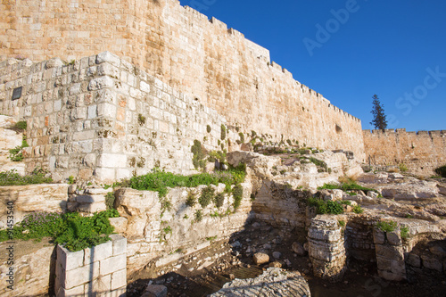 Carta da parati Jerusalem - The south part of town walls and the excavations.