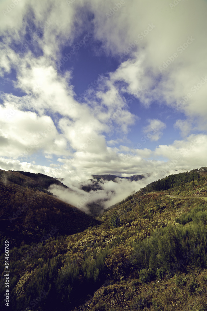 Paisagem com montanhas debaixo do céu azul Paisagem com montanhas debaixo do céu azul