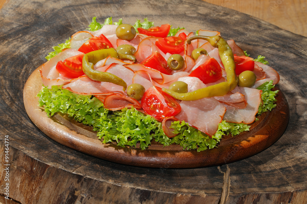 Schinkenplatte, Schinken, Tomaten, Olien, Peperoni, Salat Schinkenplatte, Schinken, Tomaten, Olien, Peperoni, Salat