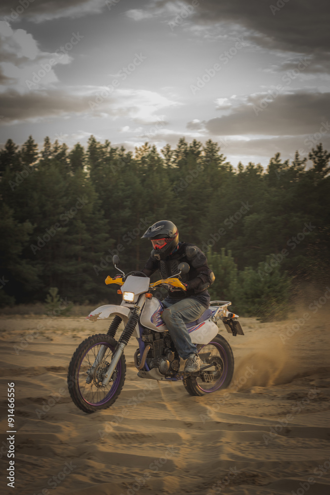 Enduro motorcycle racing .