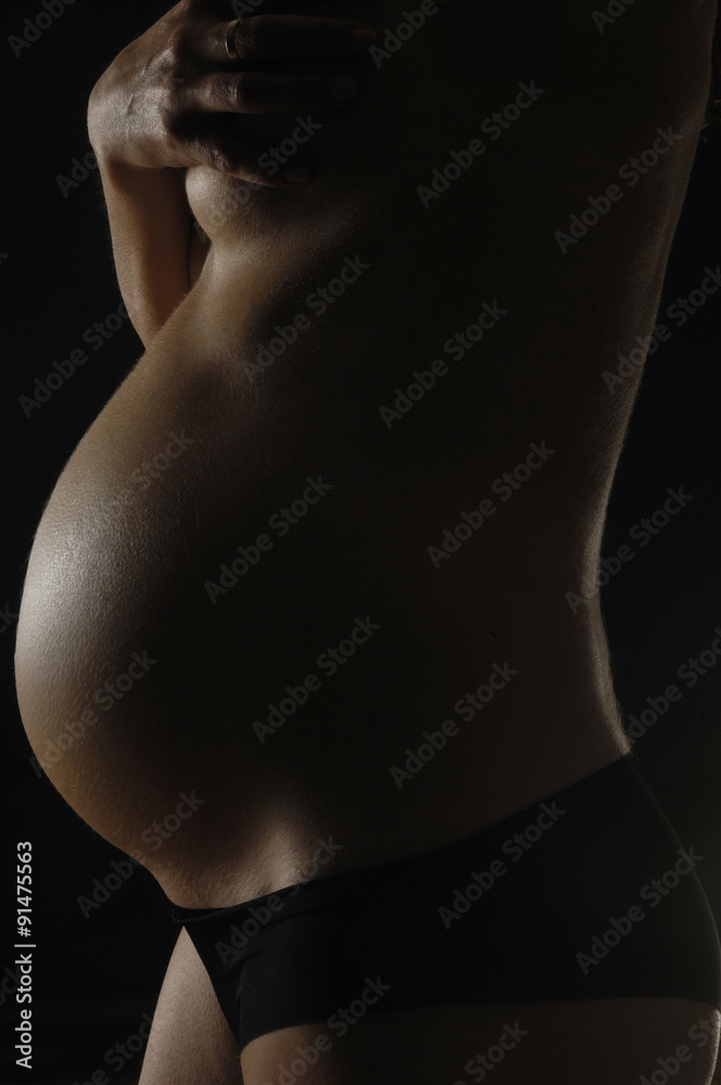 Naklejka premium pregnant with black background