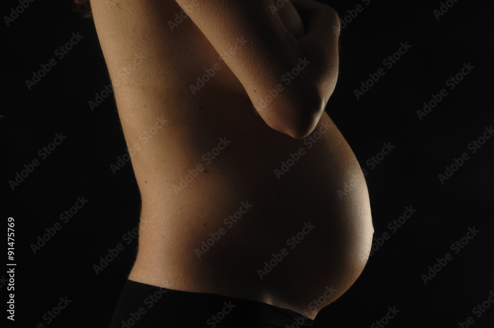 Naklejka premium pregnant woman with black background