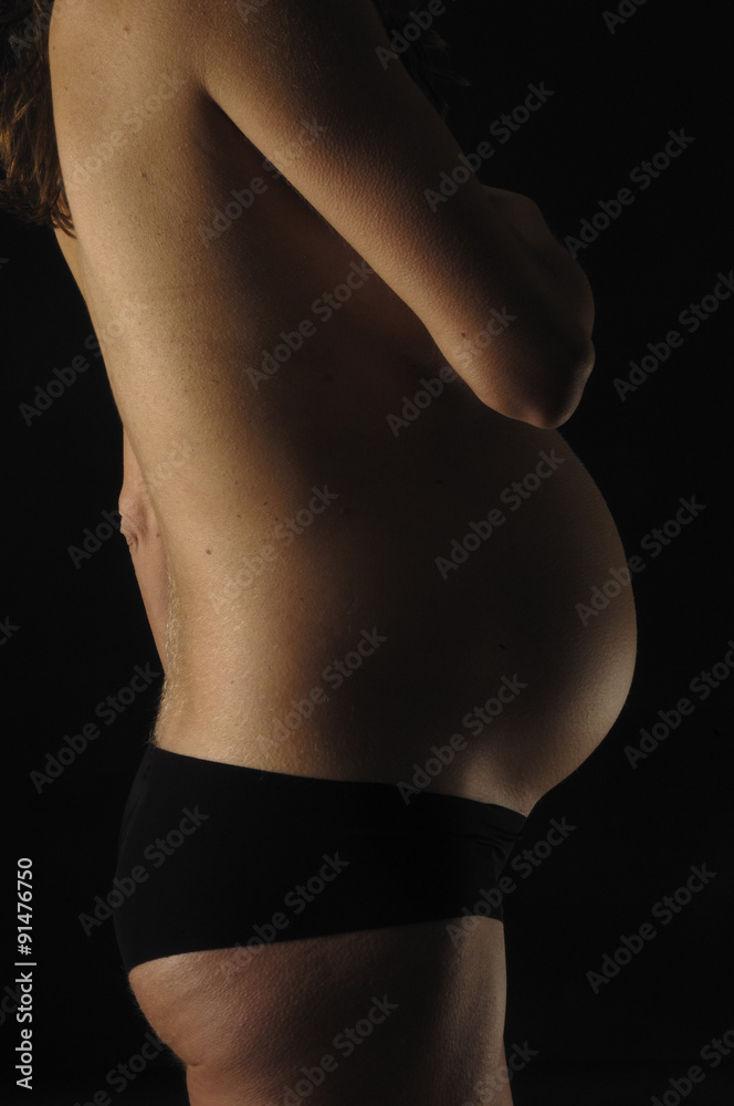 Fototapeta premium kobieta w ciąży z czarnym tłem