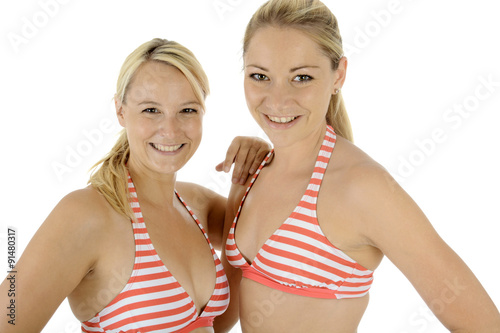 Obraz na płótnie Frau und Freundin mit Bikini Oberteil mit Streifen