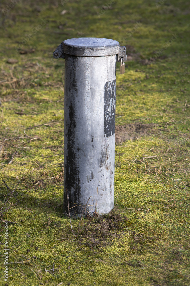 Cylinder container with a padlock Cylinder container with a padlock