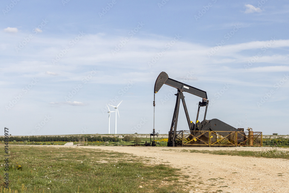 RECURSOS NATURALES RENOVABLES Y NO RENOVABLES POZO PETROLIFERO Y ENERGIA EOLICA RECURSOS NATURALES RENOVABLES Y NO RENOVABLES POZO PETROLIFERO Y ENERGIA EOLICA