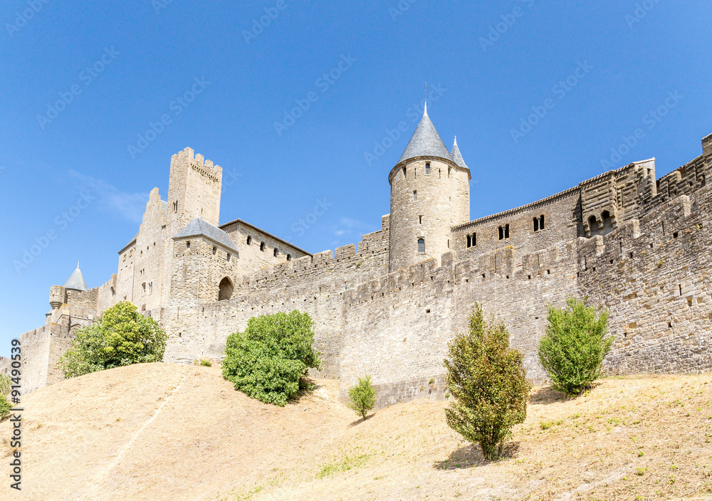 Каркасон, Франция. Вид крепостной стены и замка Комталь со стороны нижнего города. Fortress is included in the UNESCO World Heritage List
