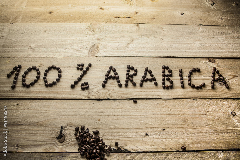 Scritta 100% arabica realizzata con chicchi di caffè - obrazy, fototapety, plakaty 