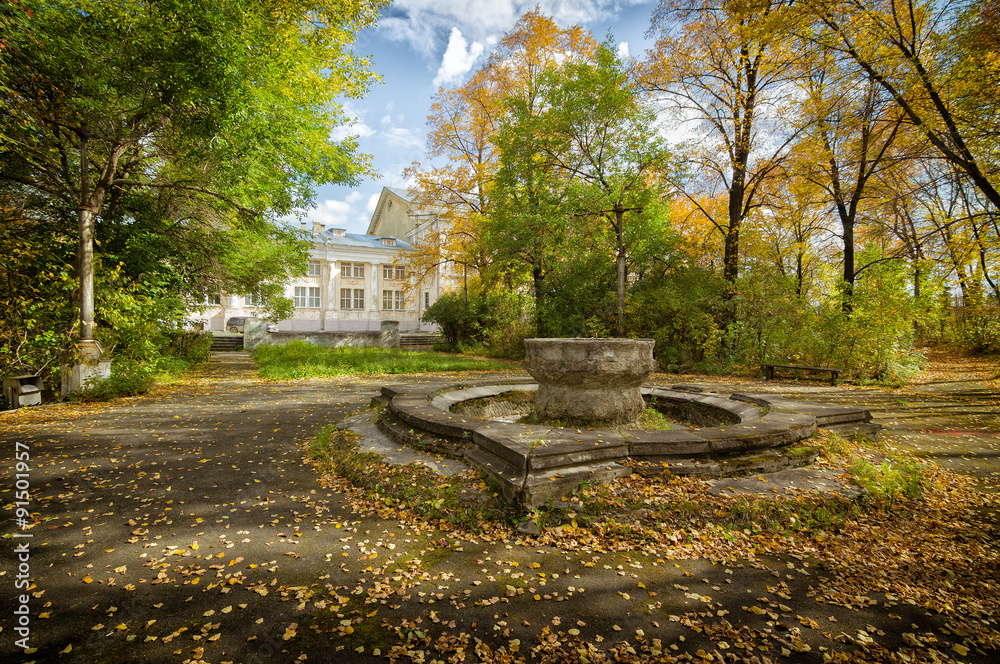 Старый заброшенный фонтан в парке осенью, город Асбест, Россия