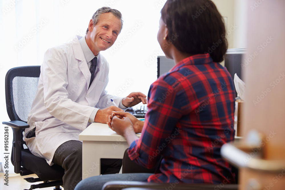 Obraz premium Female Patient Having Consultation With Doctor In Office