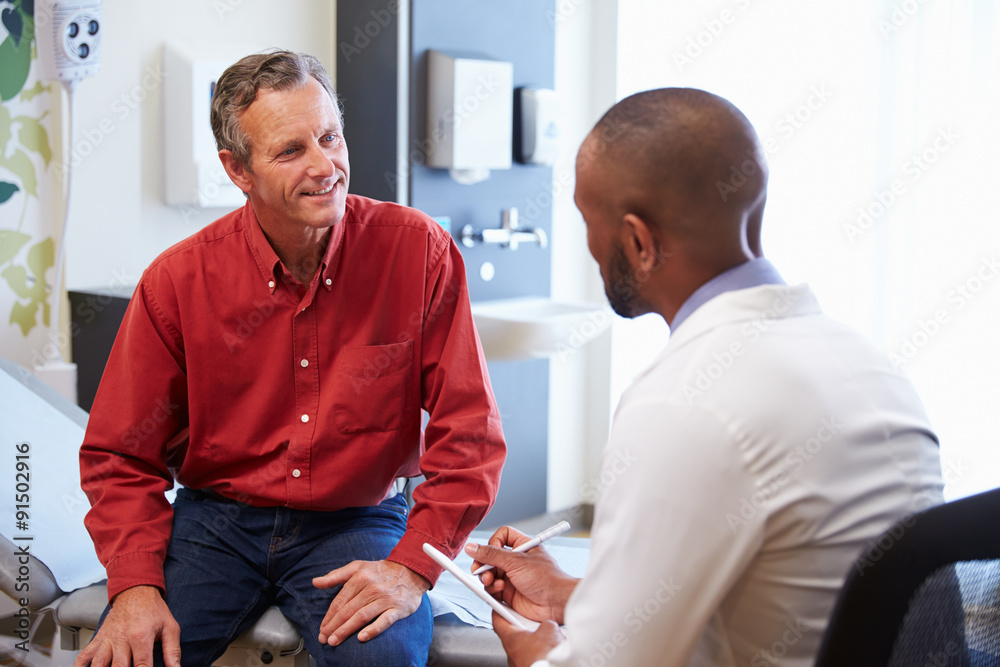 Obraz premium Male Patient And Doctor Have Consultation In Hospital Room