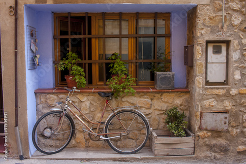 Bicicleta con casa rústica