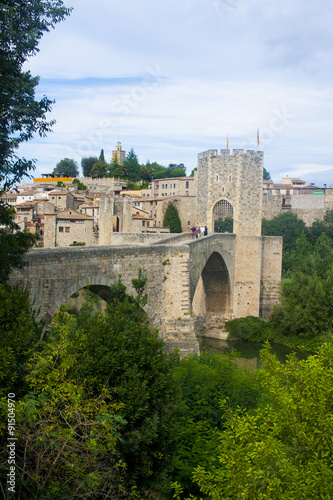 Pueblo medieval con puente