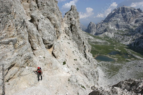 Frau am Klettersteig auf den Paternkofel, Sextener Dolomiten