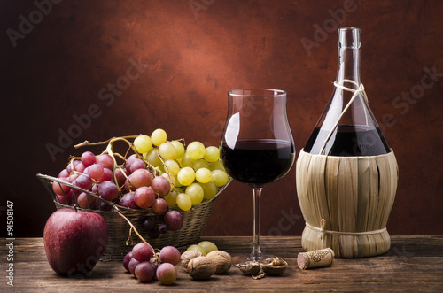 natura morta con fiasco di vino efrutta