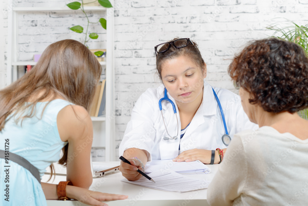 Fototapeta premium a mother and daughter to the doctor