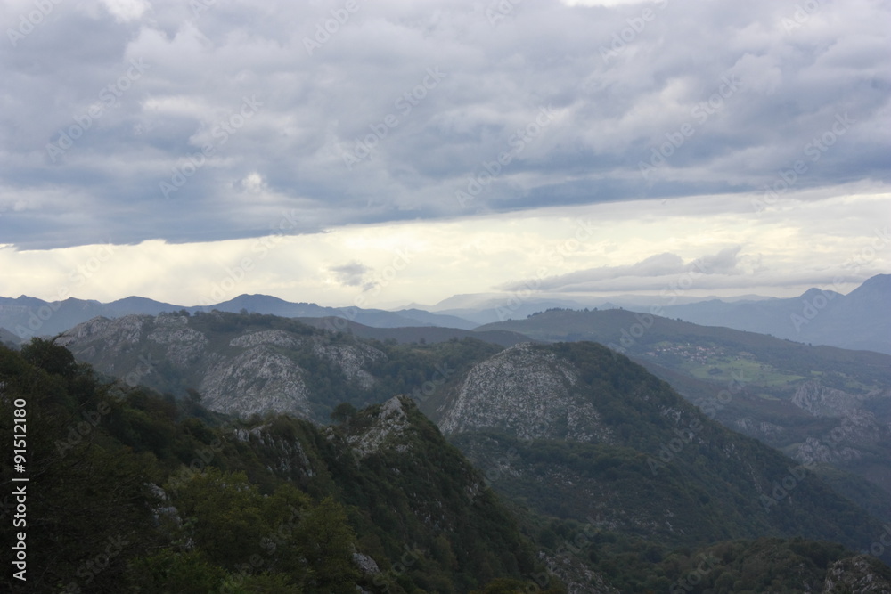 Vista de montañas en la subida de Lagos de Covadonga. Asturias.