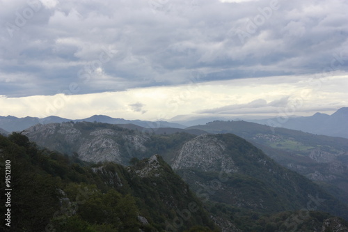 Vista de monta  as en la subida de Lagos de Covadonga. Asturias.