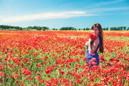 Girl with poppies © fotovika