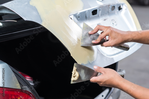 Cuadro en lienzo Car paint repair series : Working on putty