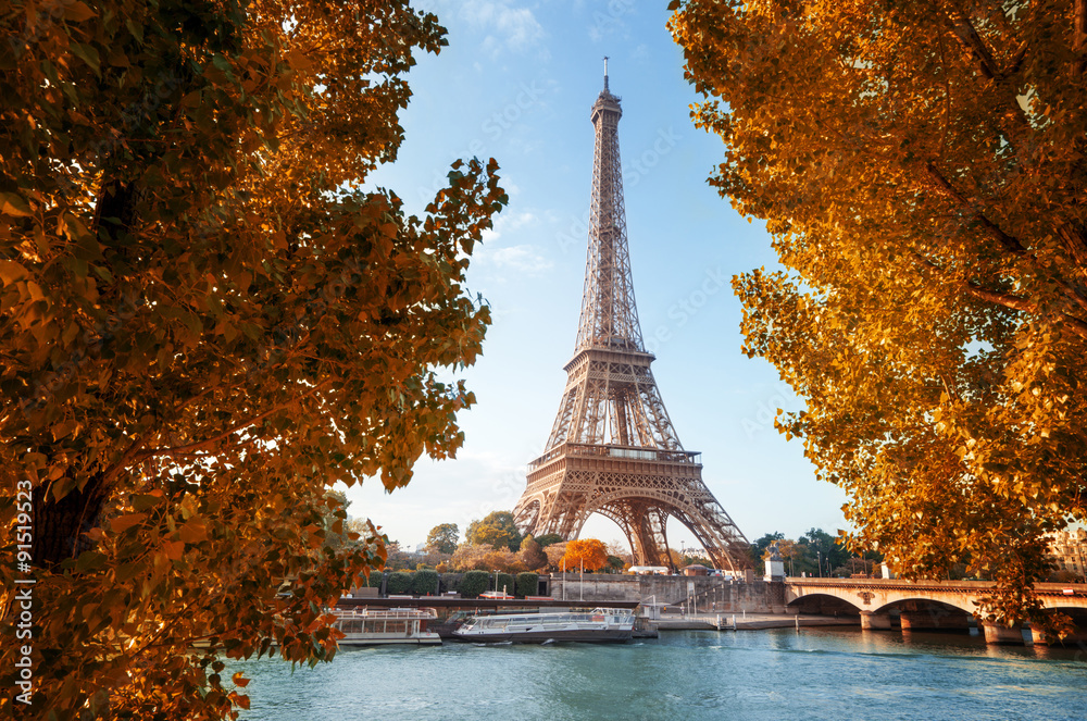 Naklejka premium Seine in Paris with Eiffel tower in autumn time